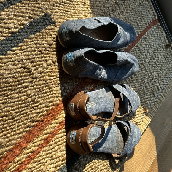 2 pair Tom’s chambray sandals and classic slip one - Picture 2 of 2